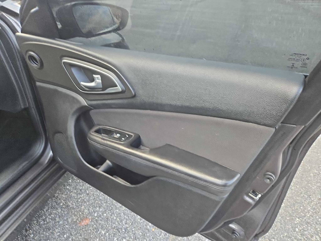 2015 Chrysler 200 Image 11
