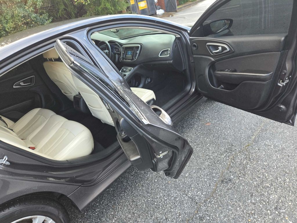 2015 Chrysler 200 Image 19