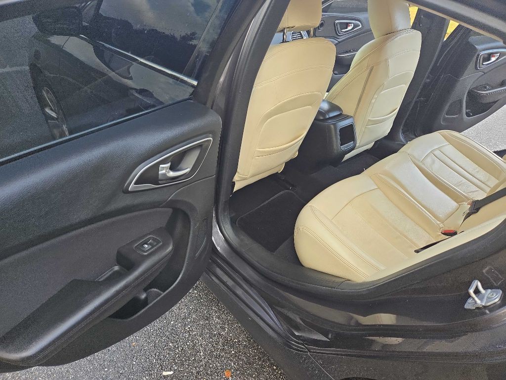 2015 Chrysler 200 Image 22