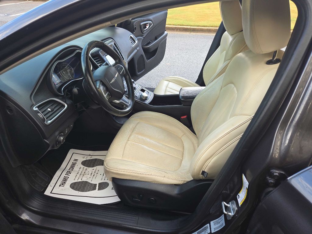 2015 Chrysler 200 Image 25