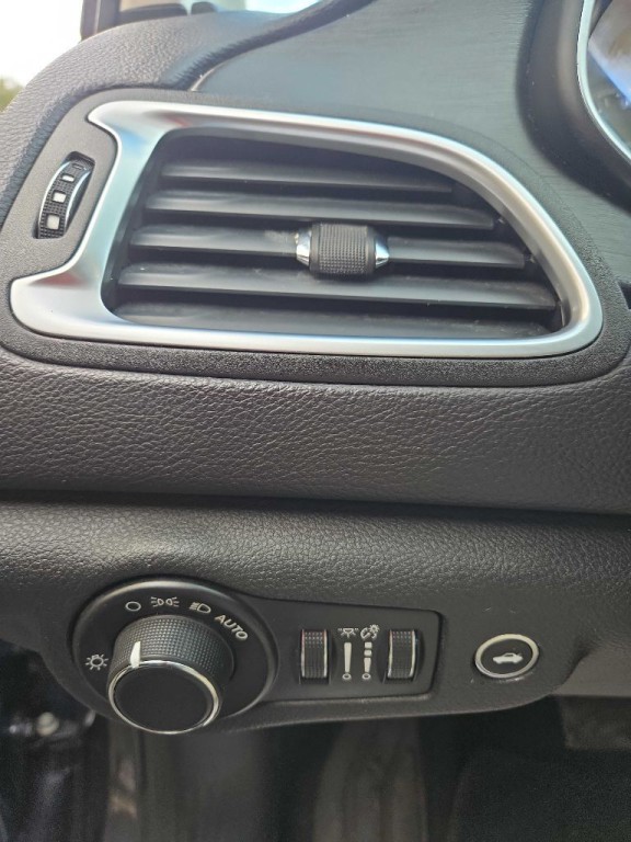 2015 Chrysler 200 Image 27