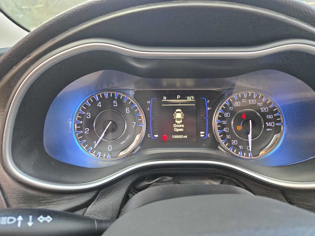 2015 Chrysler 200 Image 29