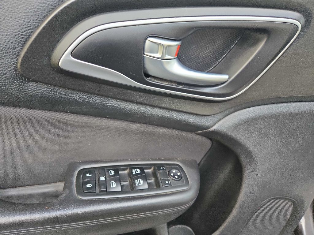 2015 Chrysler 200 Image 31