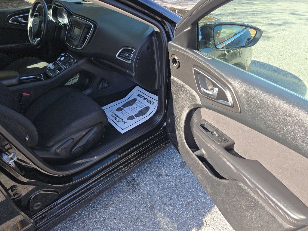 2015 Chrysler 200 Image 8