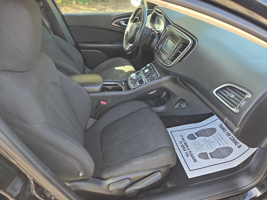 2015 Chrysler 200 Image 9