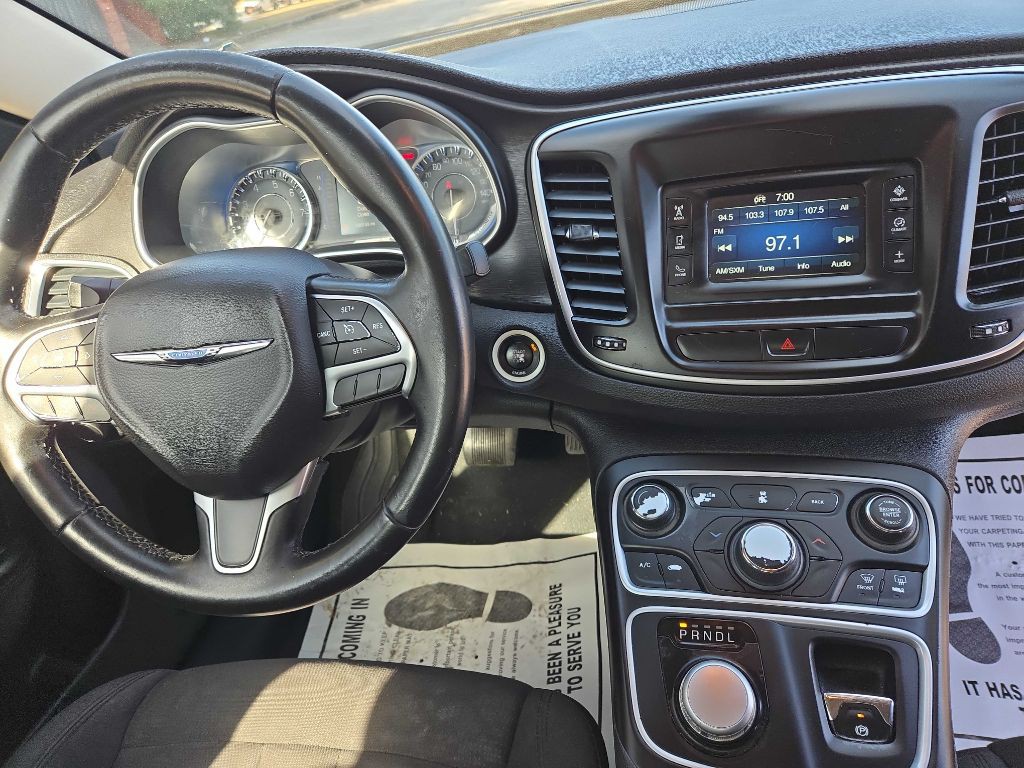 2015 Chrysler 200 Image 10