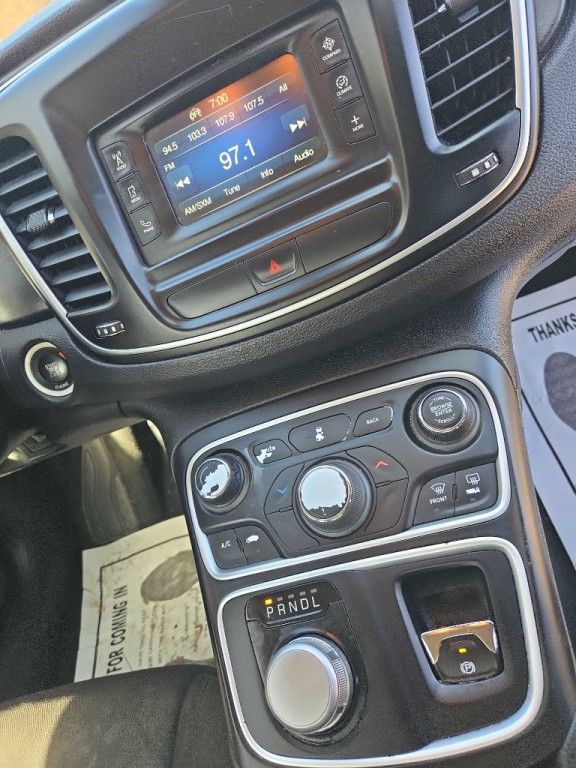 2015 Chrysler 200 Image 11