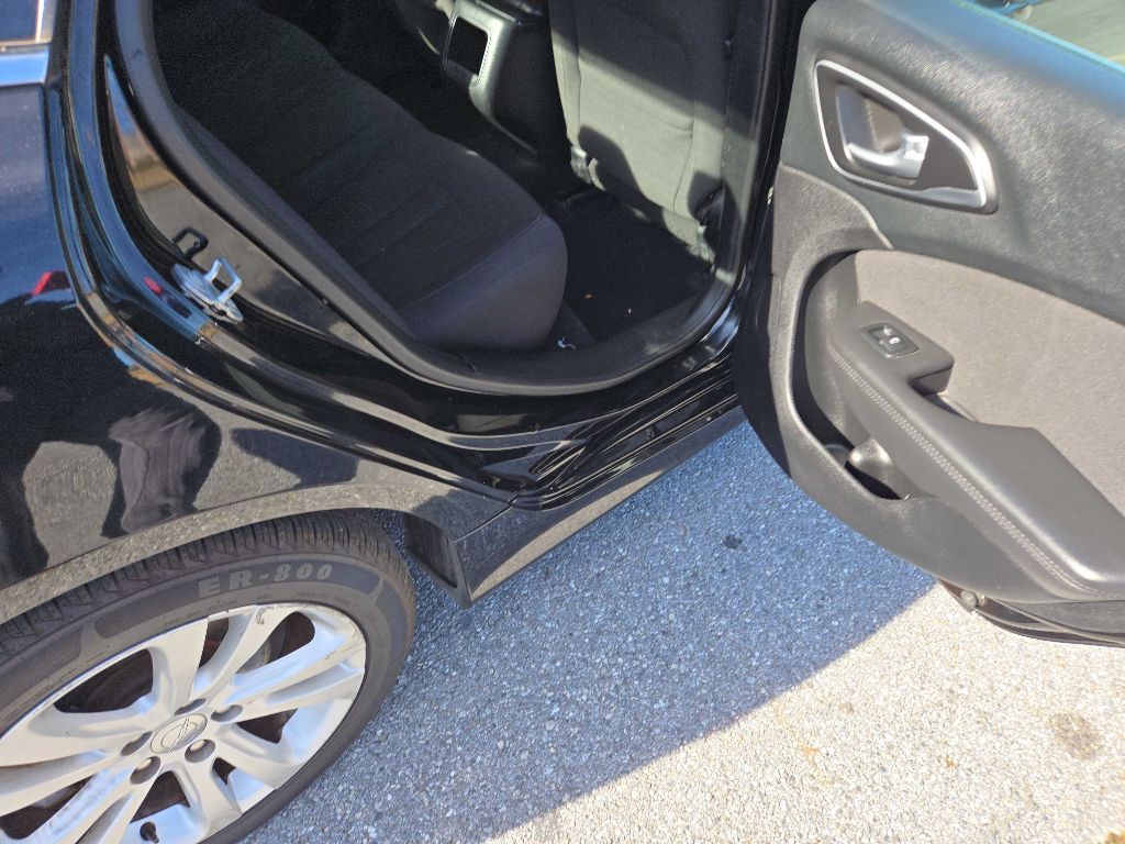 2015 Chrysler 200 Image 14