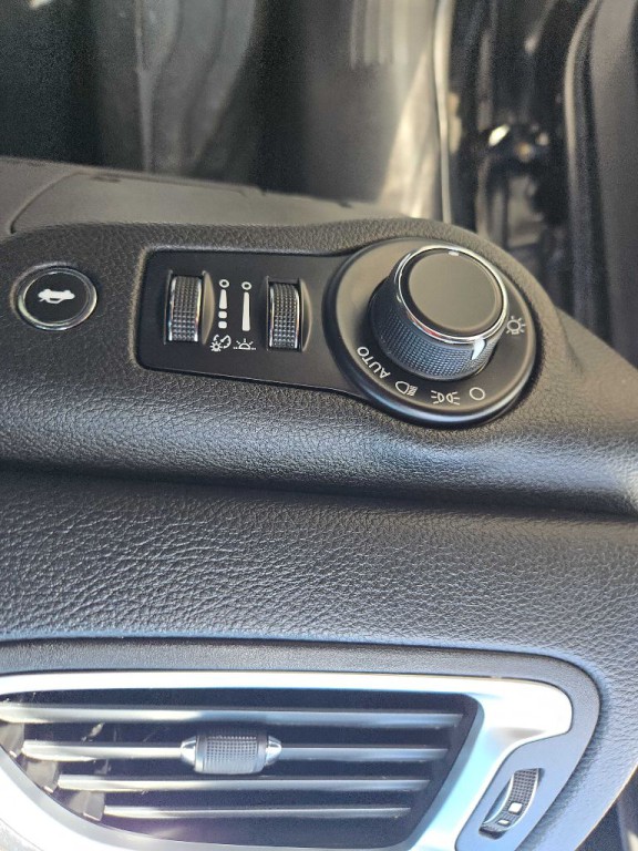 2015 Chrysler 200 Image 23