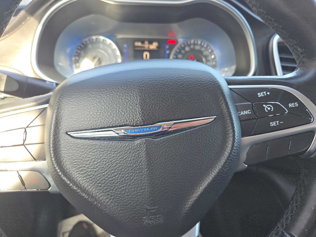 2015 Chrysler 200 Image 30