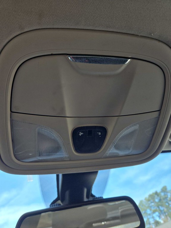 2015 Chrysler 200 Image 31