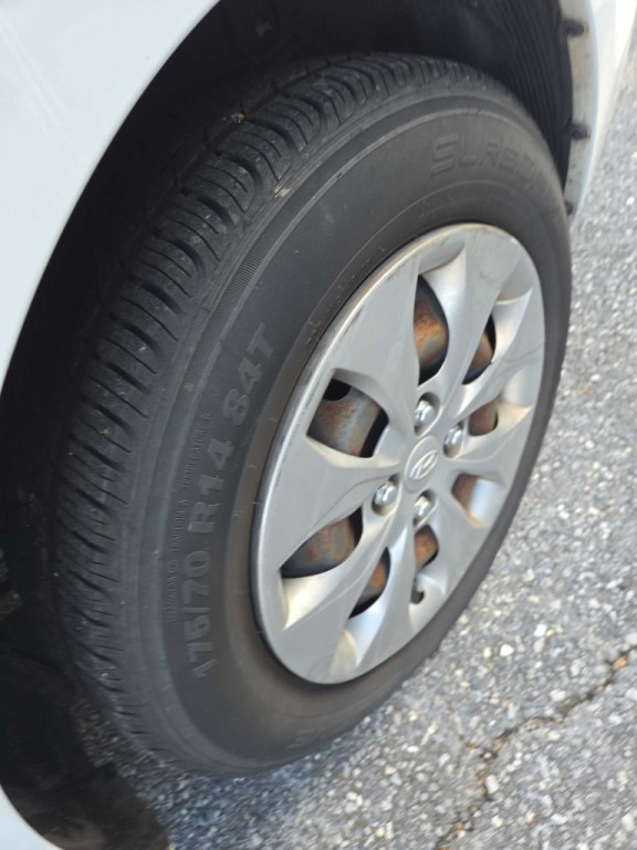 2016 Hyundai Accent Image 9