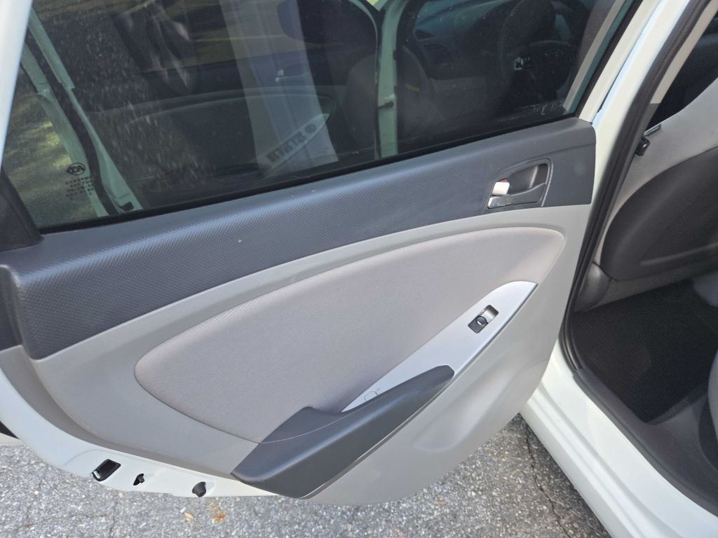 2016 Hyundai Accent Image 18