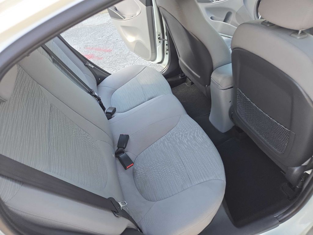 2016 Hyundai Accent Image 20