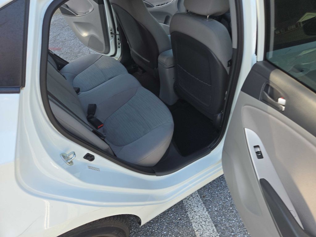 2016 Hyundai Accent Image 21