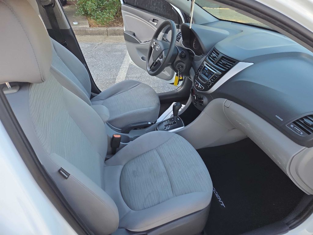 2016 Hyundai Accent Image 22