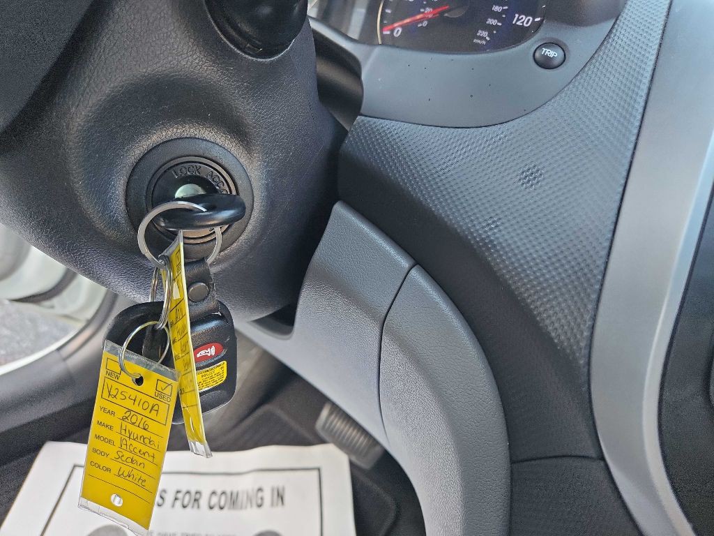 2016 Hyundai Accent Image 25