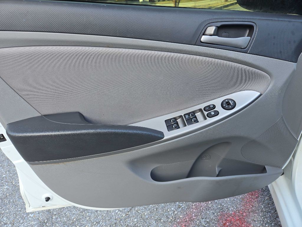 2016 Hyundai Accent Image 29