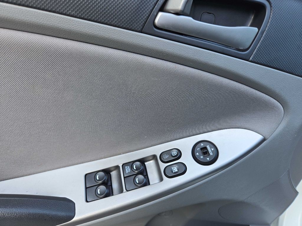 2016 Hyundai Accent Image 30