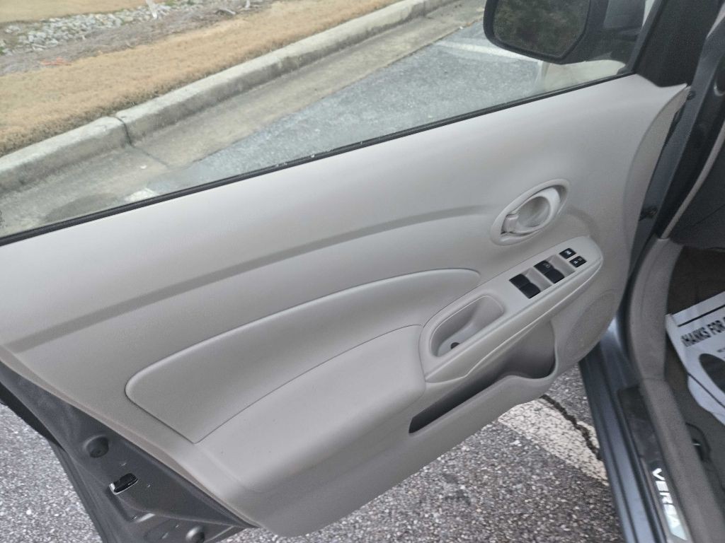 2012 Nissan Versa Image 24