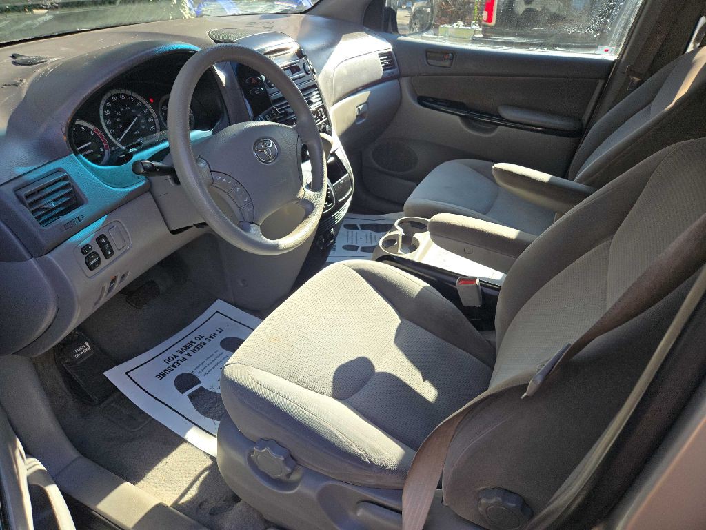 2004 Toyota Sienna Image 2