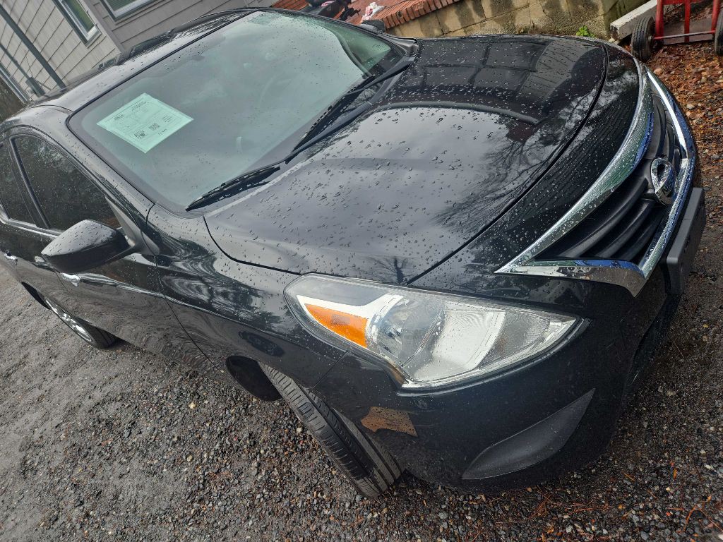 2019 Nissan Versa Image 2