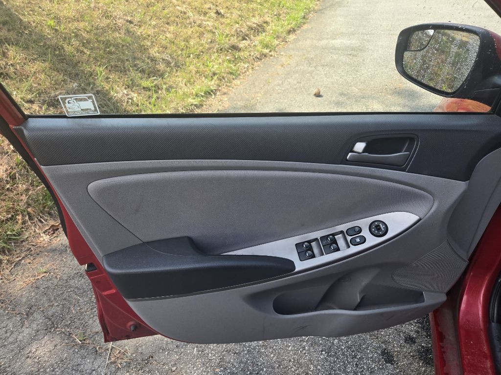 2016 Hyundai Accent Image 9