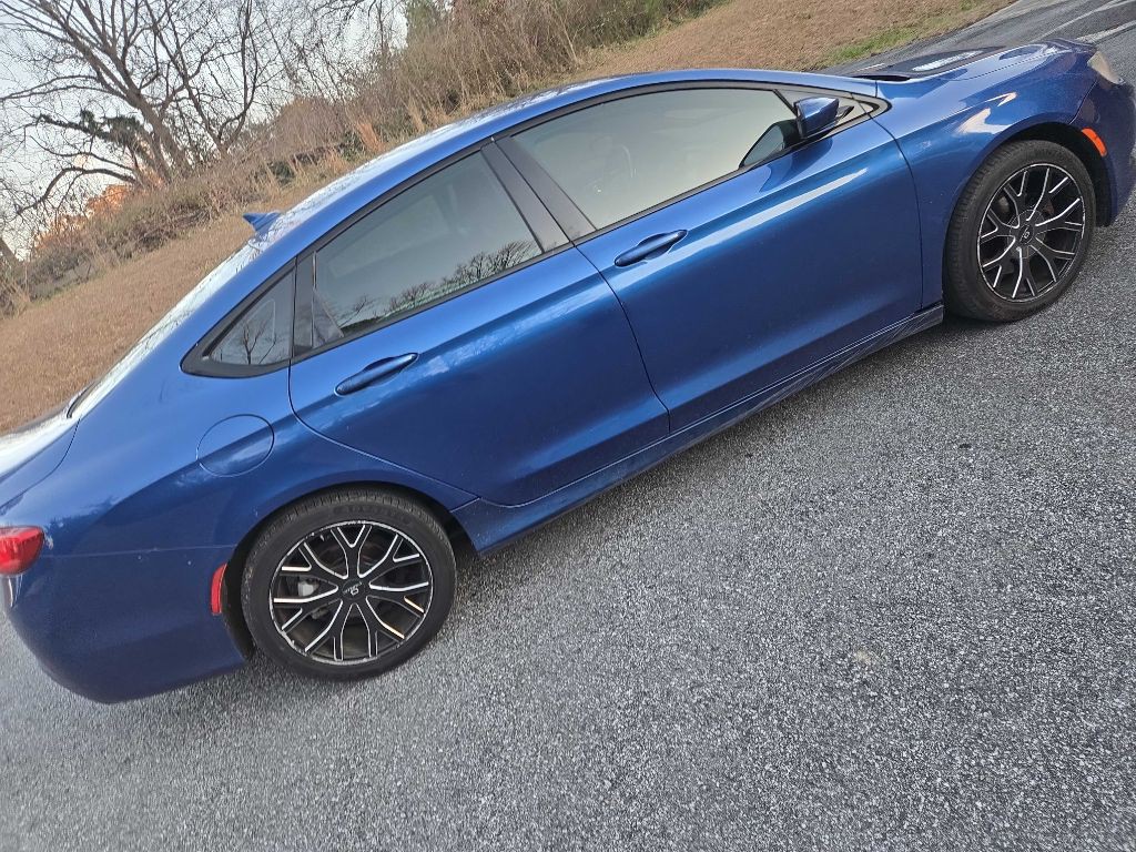 2016 Chrysler 200 Image 4