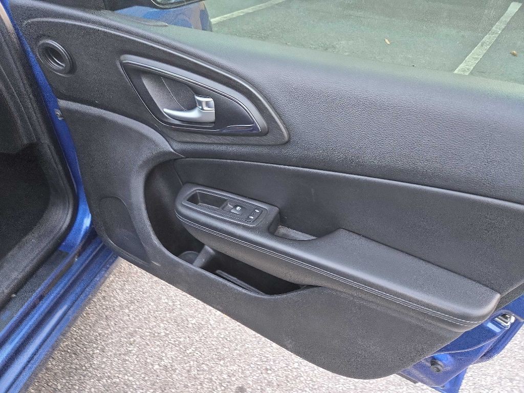 2016 Chrysler 200 Image 9