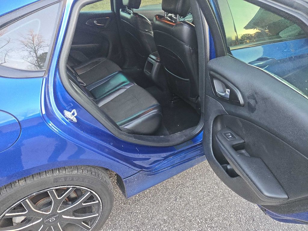 2016 Chrysler 200 Image 10