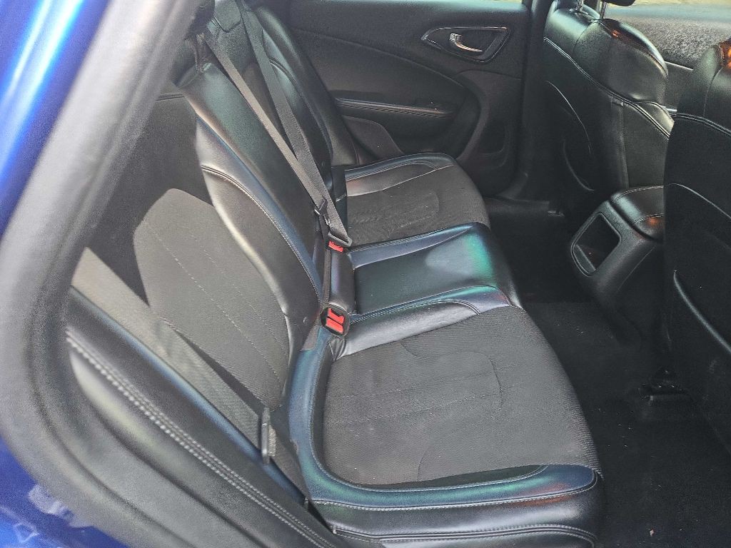 2016 Chrysler 200 Image 11