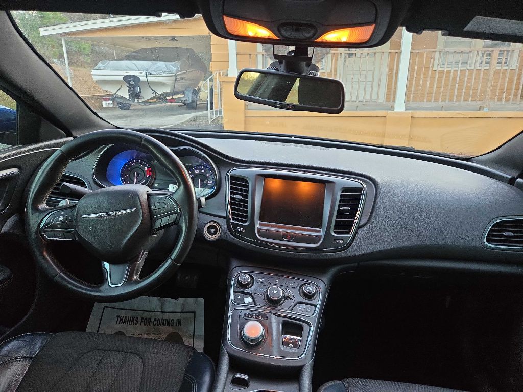 2016 Chrysler 200 Image 12