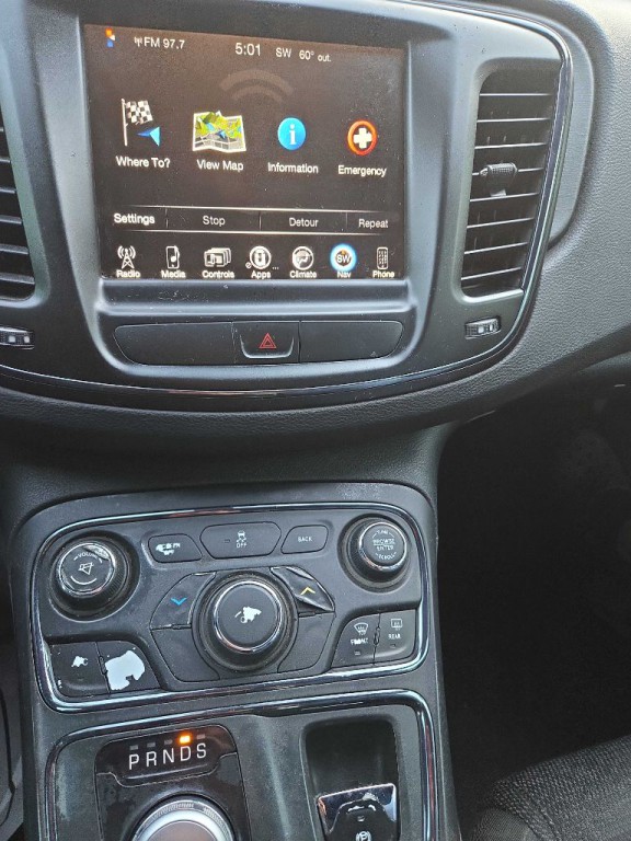 2016 Chrysler 200 Image 37