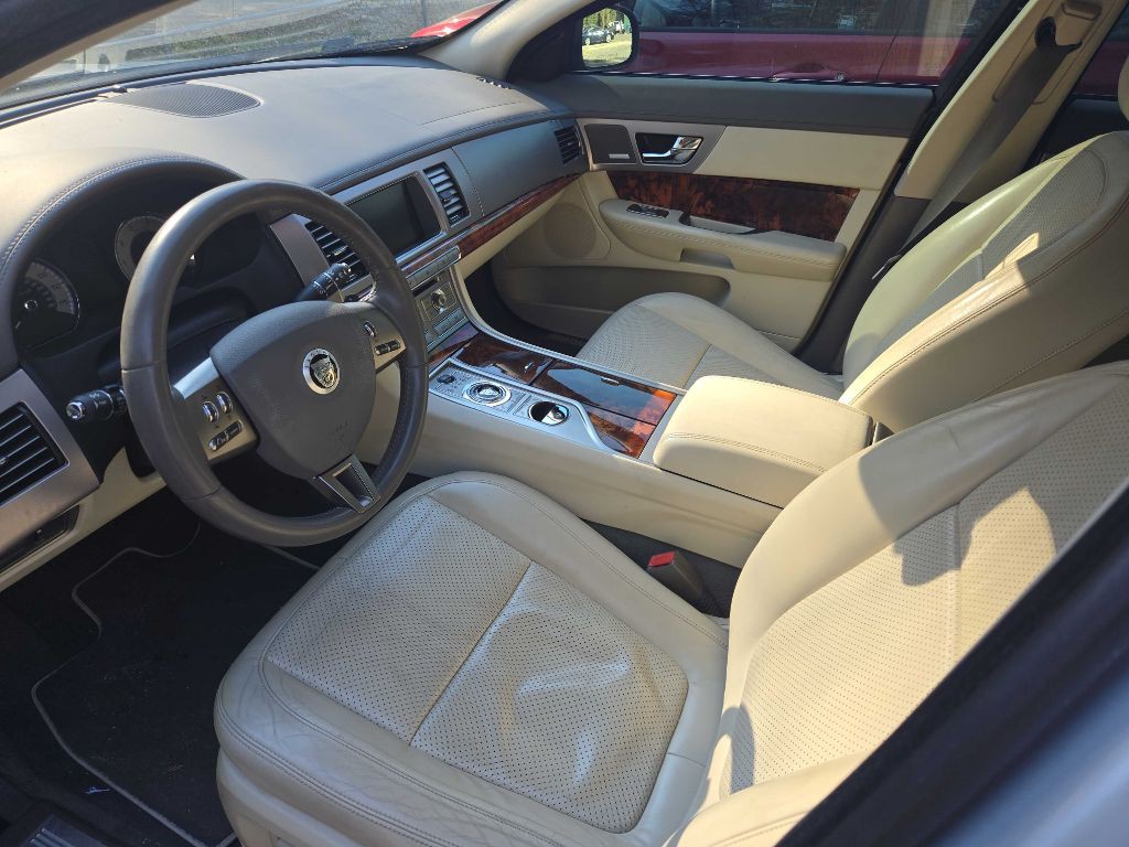 2009 Jaguar XF Image 3