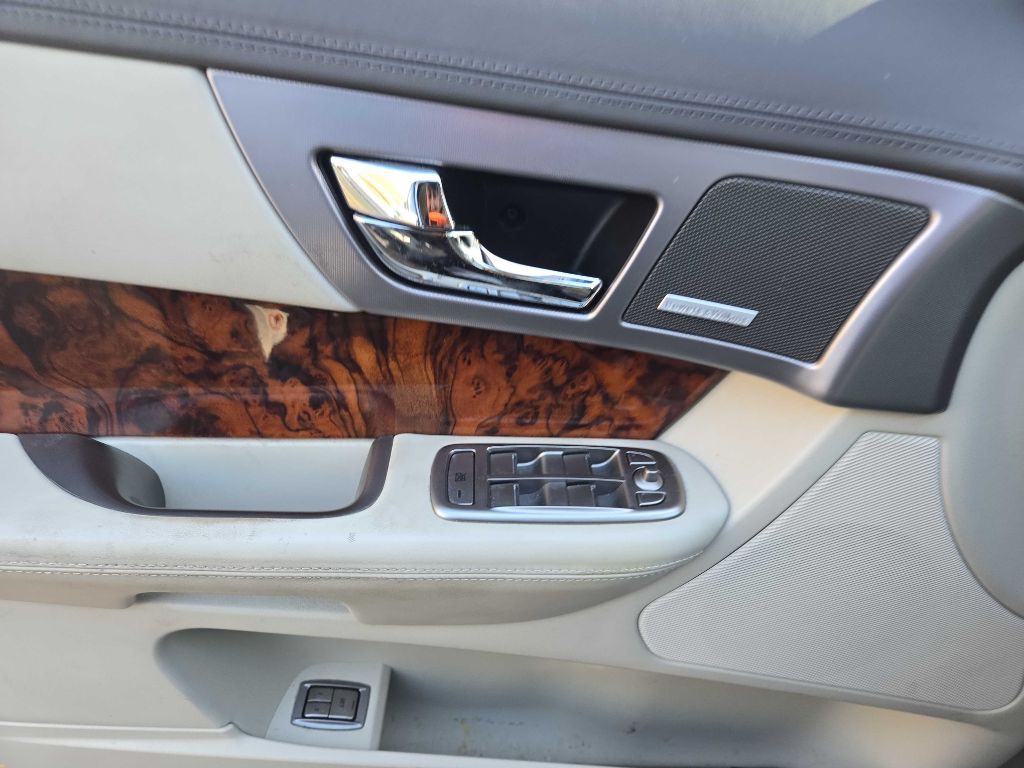 2009 Jaguar XF Image 10