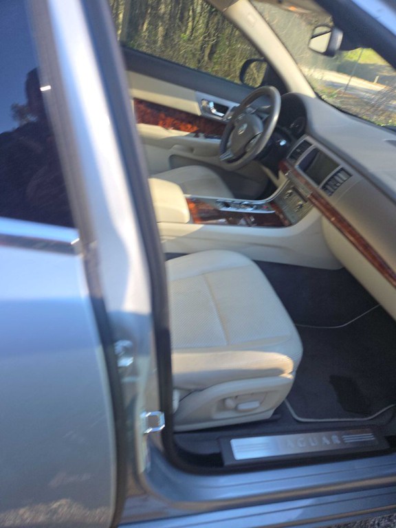 2009 Jaguar XF Image 12