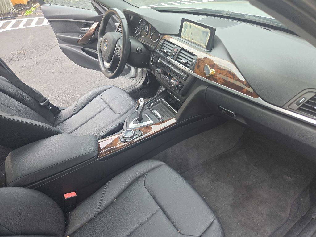 2014 BMW 3 Series Image 17