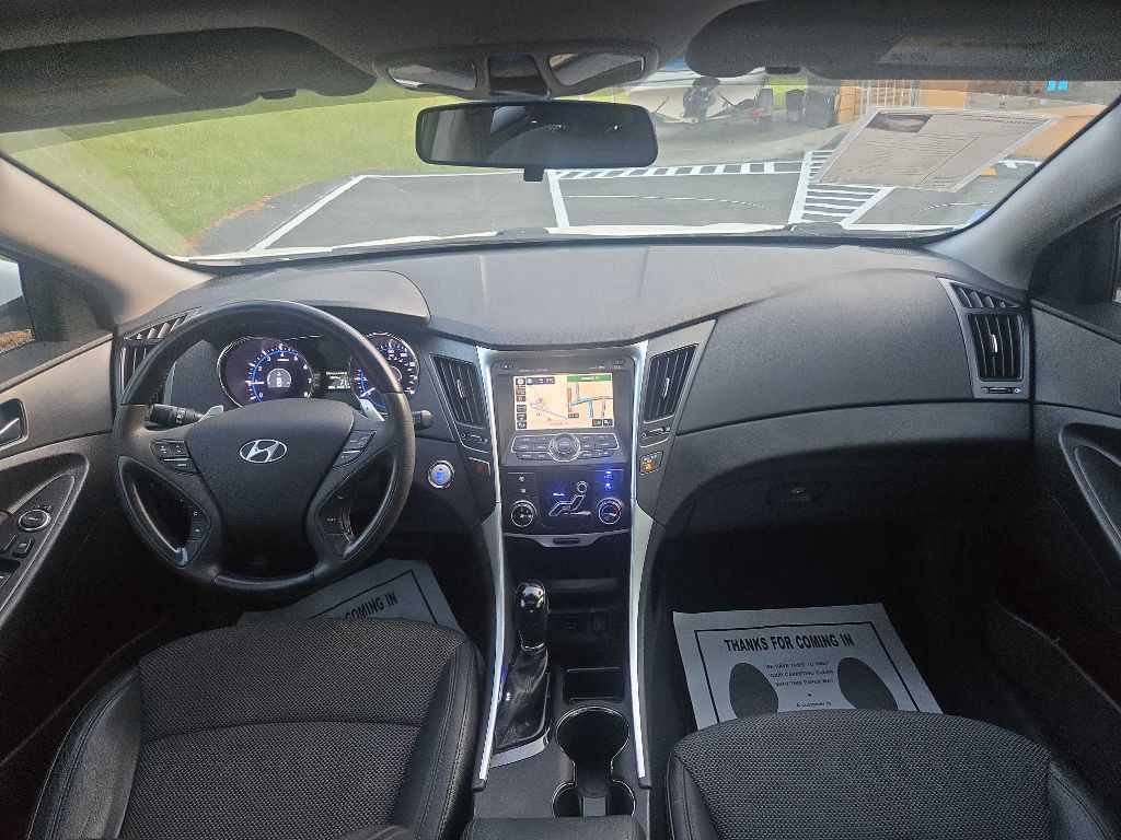 2011 Hyundai Sonata Image 2