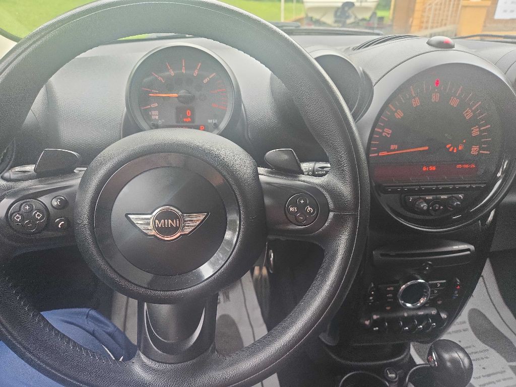 2015 MINI Cooper Image 24
