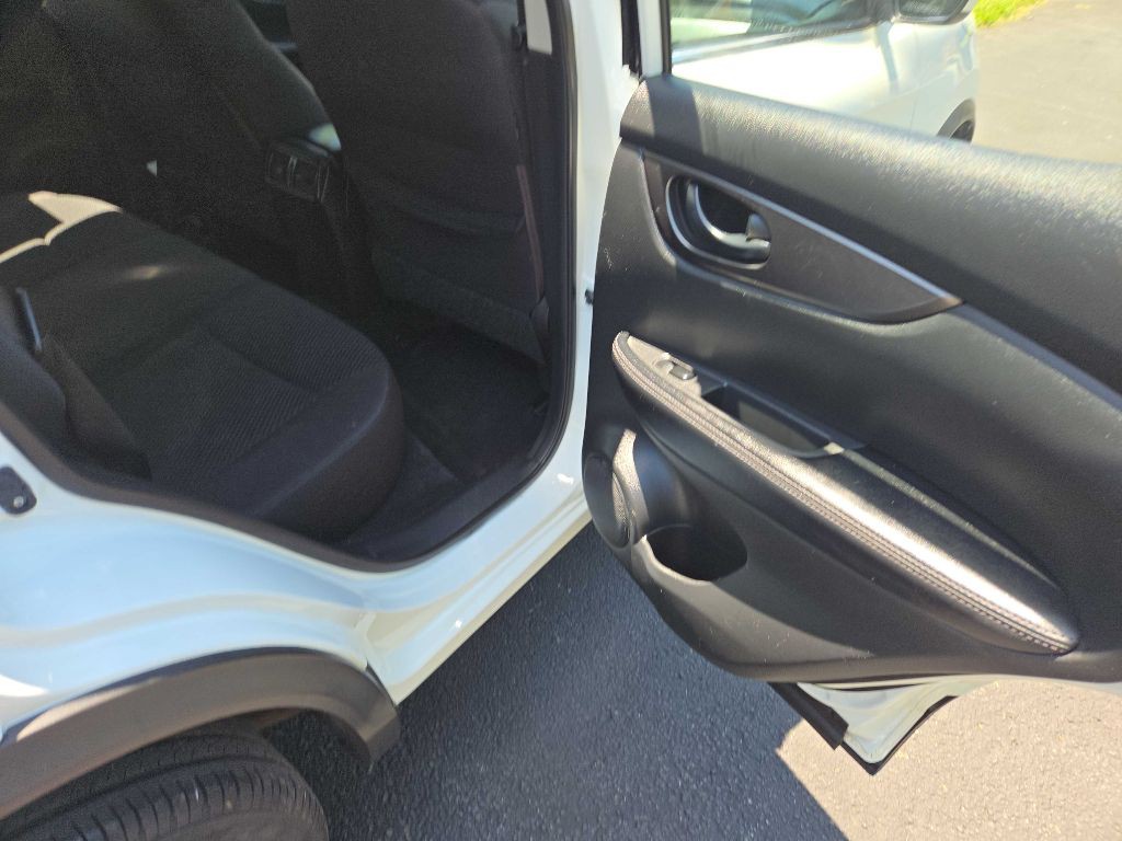 2018 Nissan Rogue Image 13