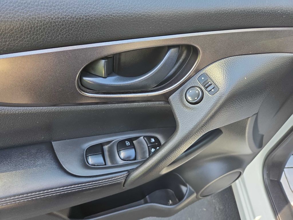 2018 Nissan Rogue Image 25
