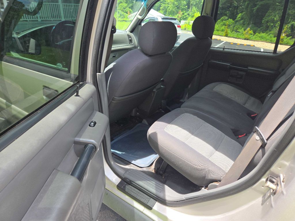 2005 Ford Explorer Image 21