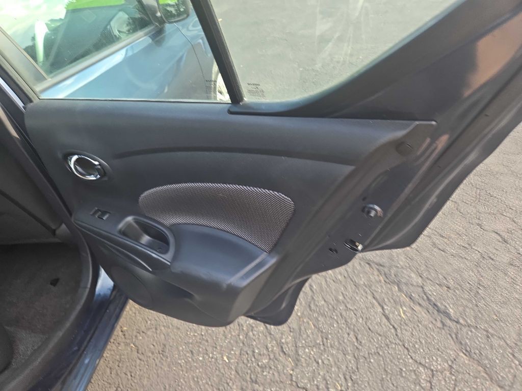 2017 Nissan Versa Image 11