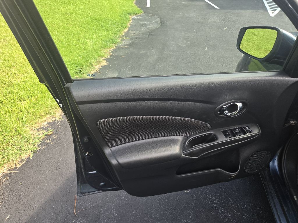 2017 Nissan Versa Image 18