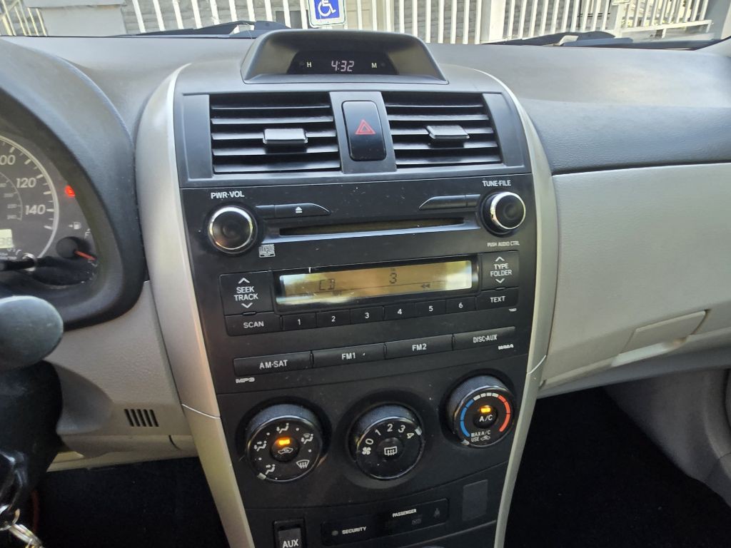 2013 Toyota Corolla Image 28