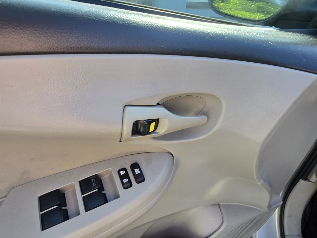 2013 Toyota Corolla Image 32