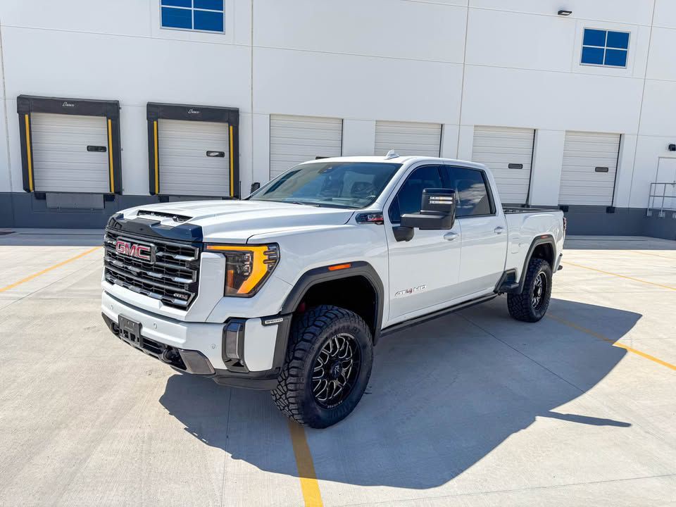 2024 GMC Sierra Image 1