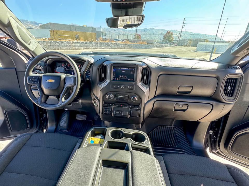 2024 Chevrolet Silverado 1500 Image 2