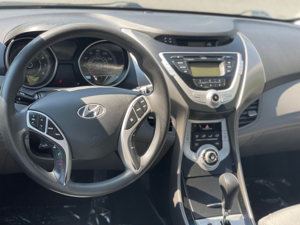 2012 Hyundai Elantra Image 9