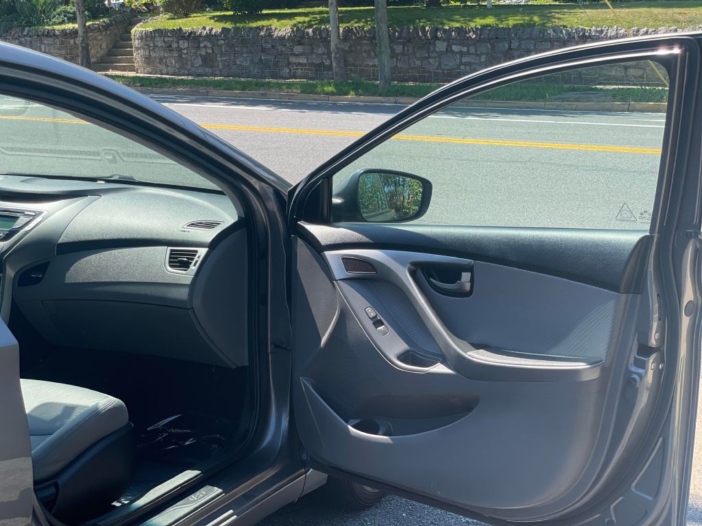 2012 Hyundai Elantra Image 12